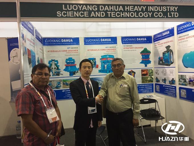 秘魯展會-客戶到洛陽大華展位洽談業務