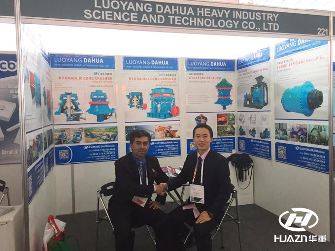 秘魯展會-客戶到洛陽大華展位洽談業務