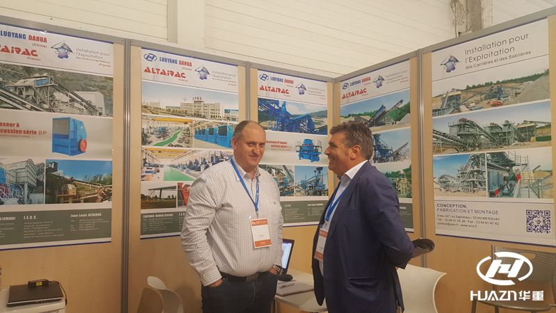 法國客戶與洛陽大華洽談業(yè)務(wù)