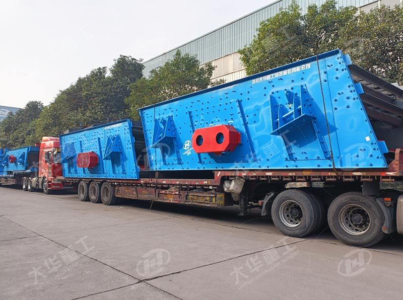 立式復合破碎機及大型振動篩發往廣西柳州